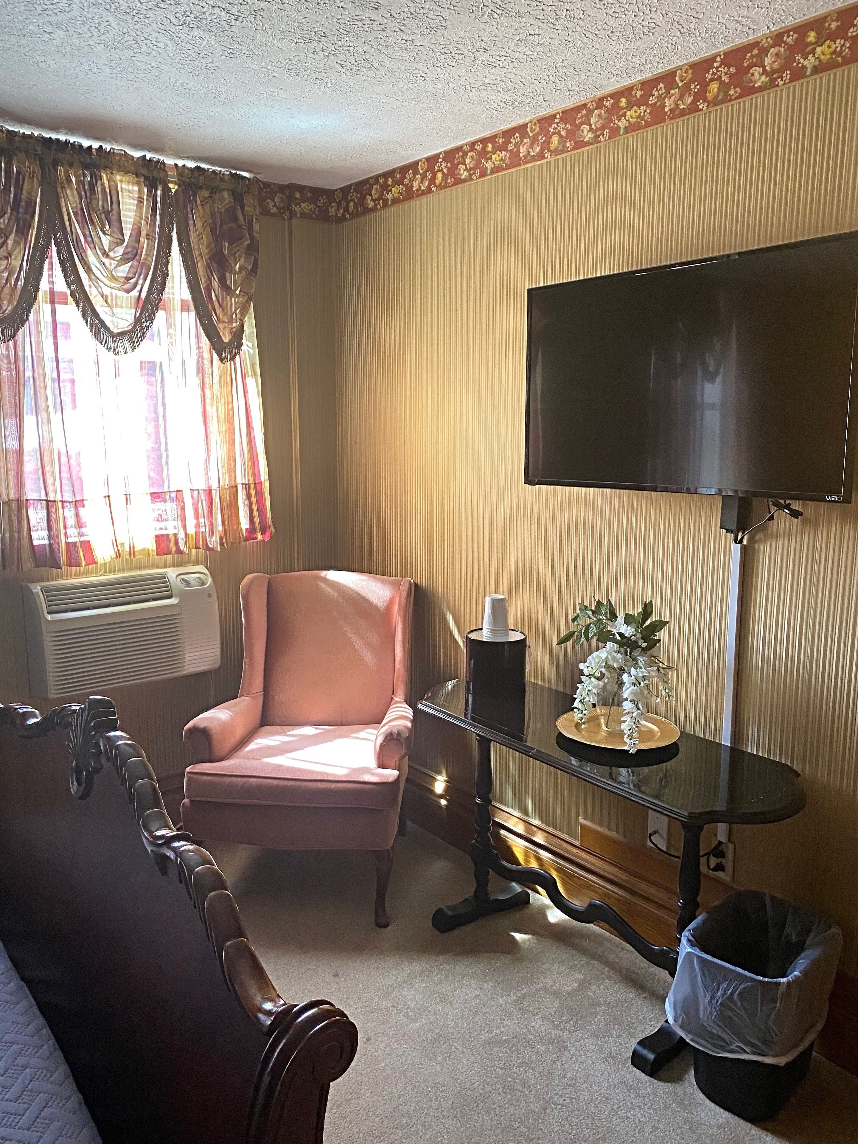 standard room, 1 queen bed | iron/ironing board, free wifi, bed sheets