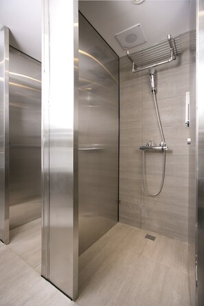 Chambre Quadruple Économique, salle de bains commune | Douche de la salle de bain