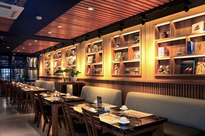 Breakfast, lunch, dinner served; Indonesian cuisine  - Ivory Hotel Bandung (Bandung)