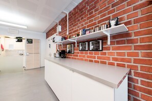 Refrigerador, microondas, cafetera/tetera, tetera/pava eléctrica