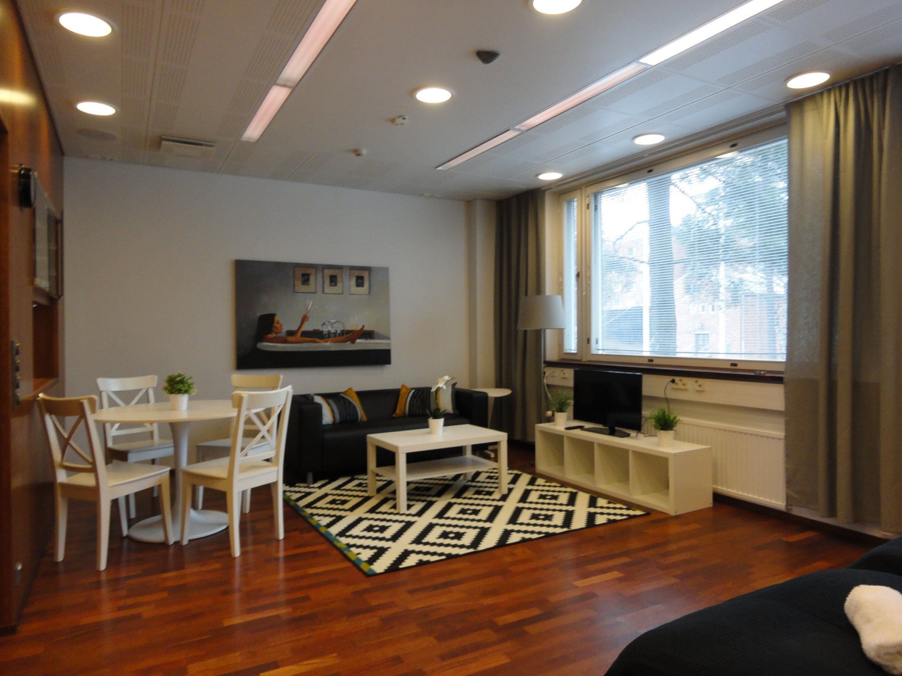 Basic Studio | Living area | TV
