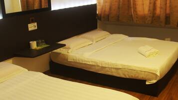 Family Room | Desk, free WiFi