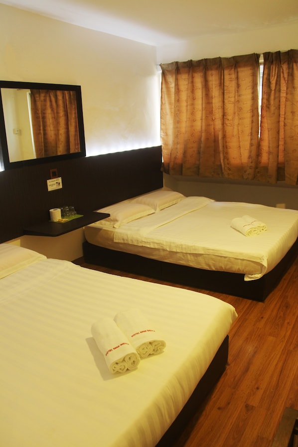 Family Room | Desk, free WiFi - Hotel Mini Indah (Kuala Terengganu)
