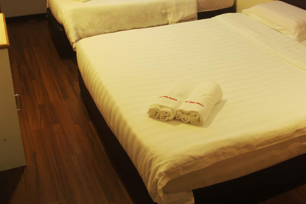 Triple Room | Meja, Wi-fi percuma