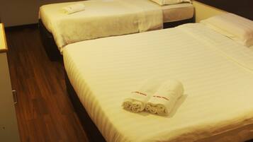 Triple Room | Desk, free WiFi