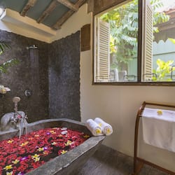 Deep soaking bathtub
