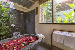 Executive Villa, 1 Bedroom, Pool View | Deep soaking bathtub - Kampung Kecil (Denpasar)