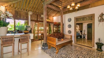 Villa ejecutiva, 1 habitación, vistas a la piscina | Cocina privada | Frigorífico grande, microondas (previa solicitud) y placa de cocina