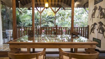 Villa ejecutiva, 2 habitaciones, cocineta, vista a la alberca | Sala de estar | Televisión de pantalla plana, reproductor de DVD y estación para iPod