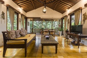 行政別墅, 2 間臥室, 小廚, 泳池景 | 客廳 | 平面電視、DVD 播放機、iPod 插座