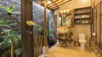 Deluxe Studio, 1 Bedroom | Bathroom | Deep soaking tub, free toiletries, hair dryer, bathrobes