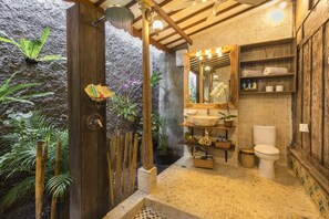 Deluxe Studio, 1 Bedroom | Bathroom | Deep soaking tub, free toiletries, hair dryer, bathrobes - Kampung Kecil (Denpasar)