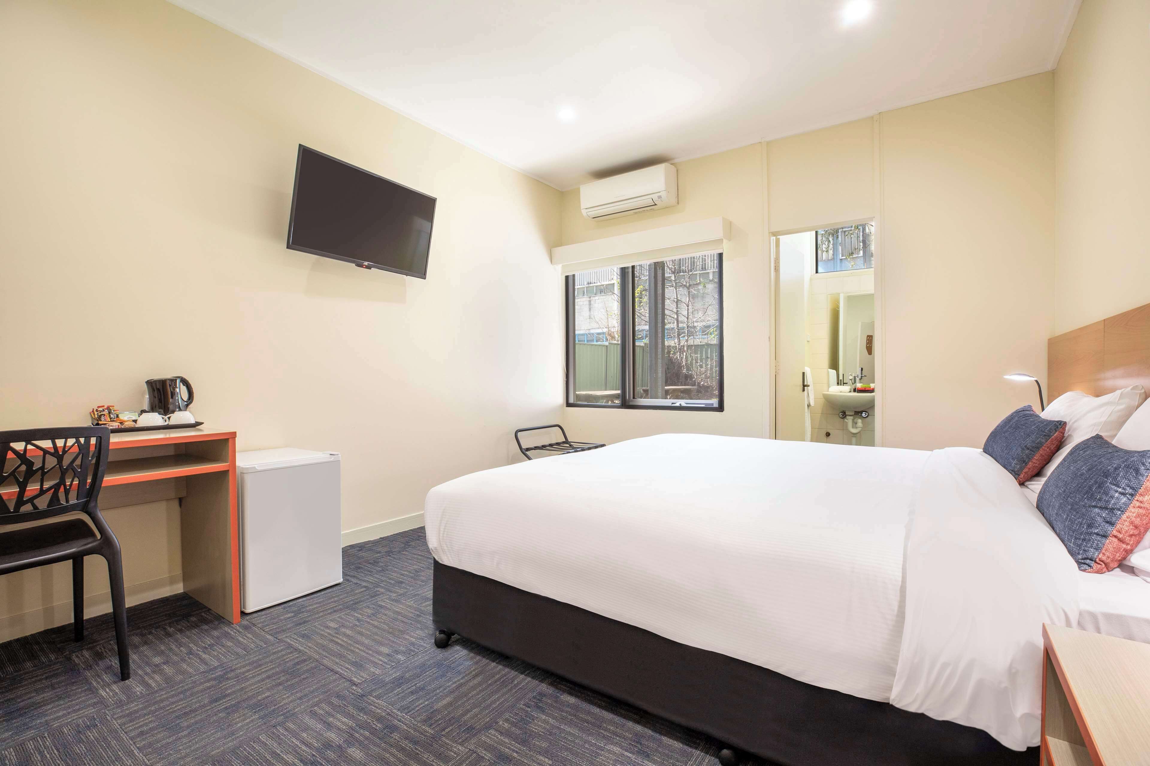 studio king  | desk, iron/ironing board, free wifi, bed sheets