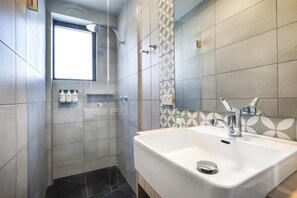 Apartemen, 2 kamar tidur | Kamar mandi | Shower, pancuran hujan,  dan perlengkapan kamar mandi ramah lingkungan