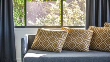 Escritorio, tabla de planchar con plancha, wifi gratis y ropa de cama