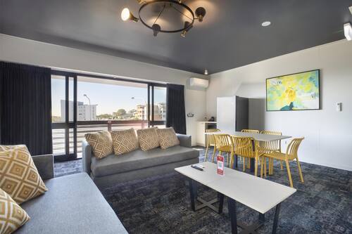 Departamento, 2 habitaciones | Escritorio, tabla de planchar con plancha, wifi gratis y ropa de cama
