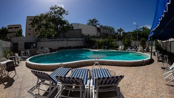 Außenpool, Liegestühle