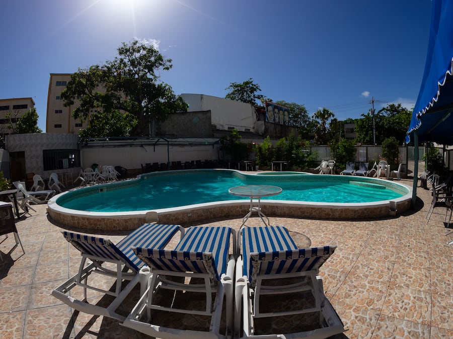 Piscina externa, espreguiçadeiras