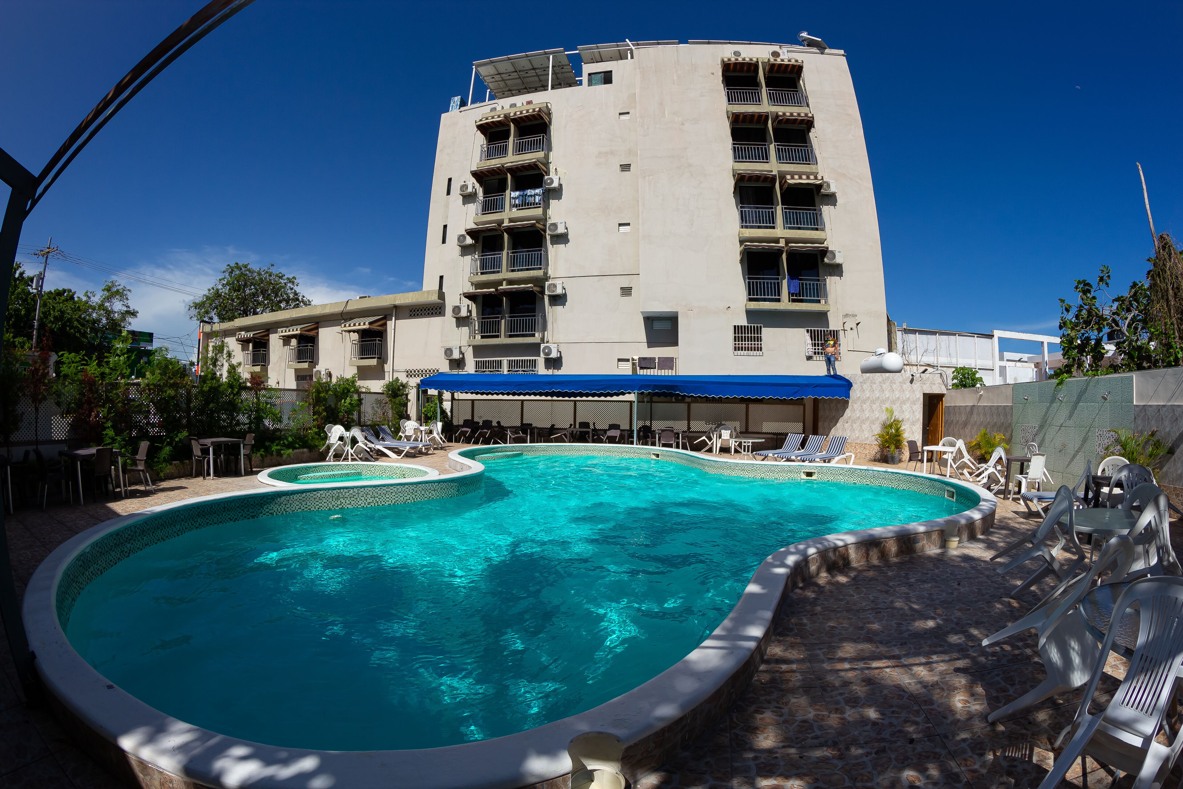 Una piscina al aire libre, tumbonas