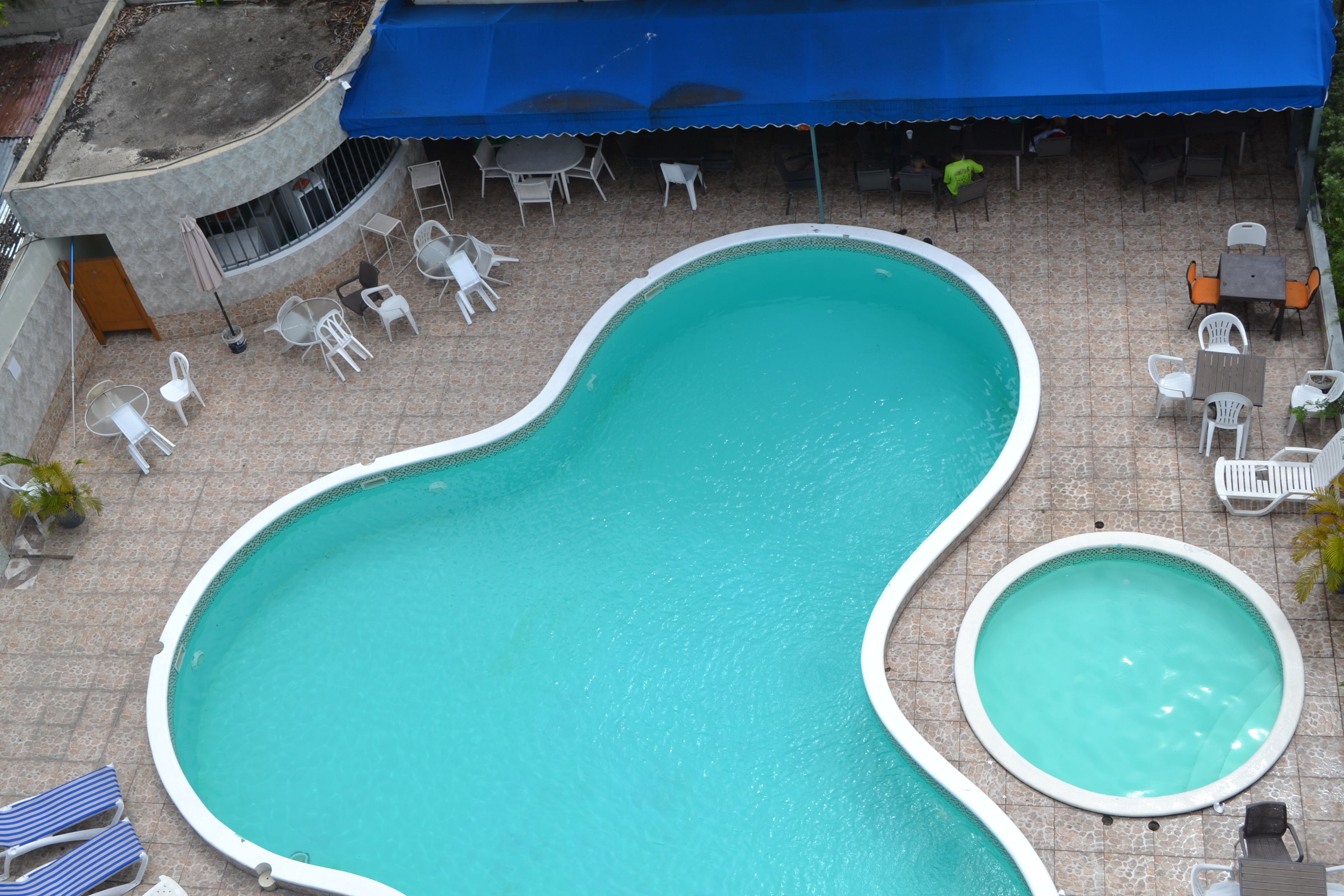 Alberca al aire libre y camastros 