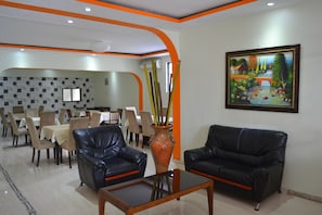 Coin salon dans le hall