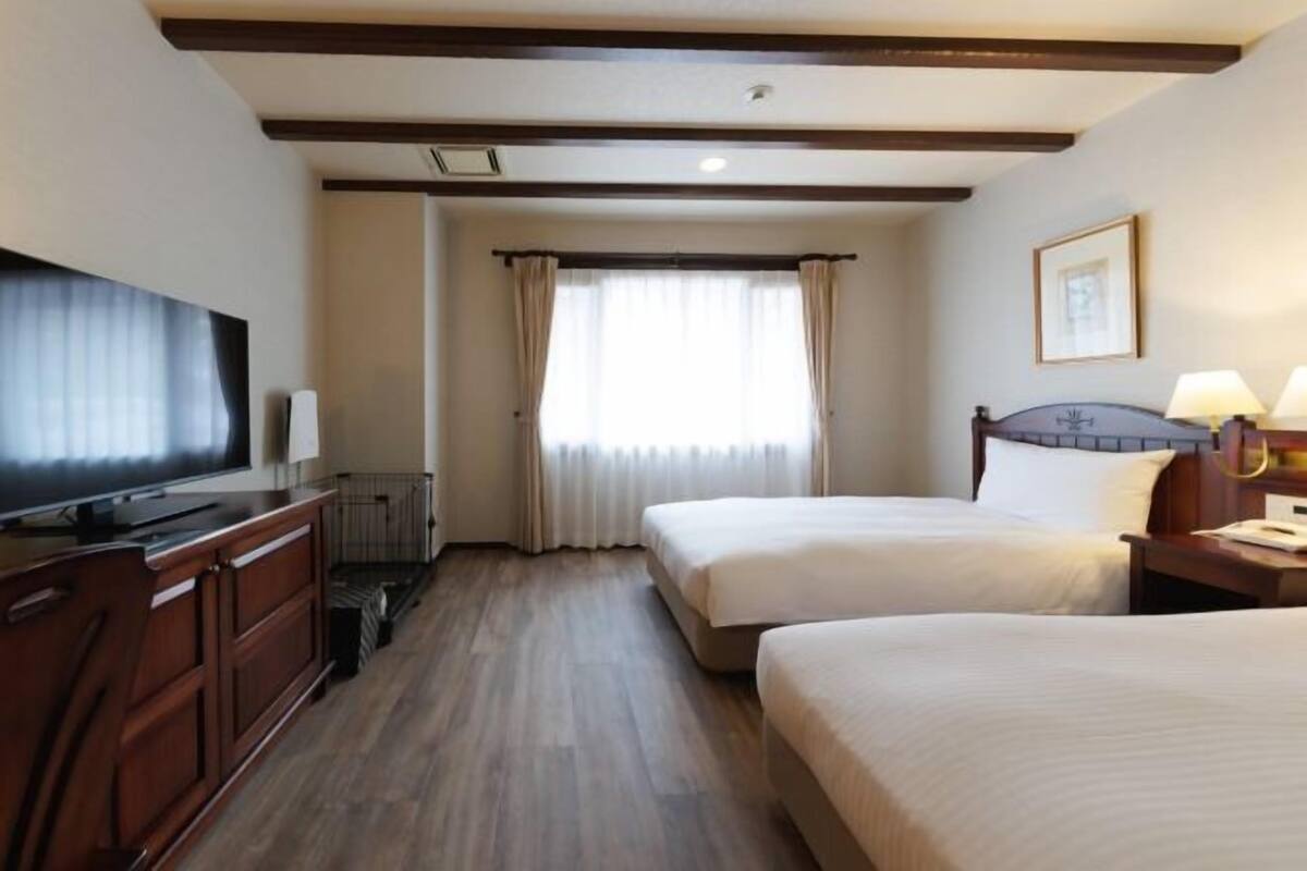 Minibaari, tallelokero huoneessa, työpöytä, pimennysverhot