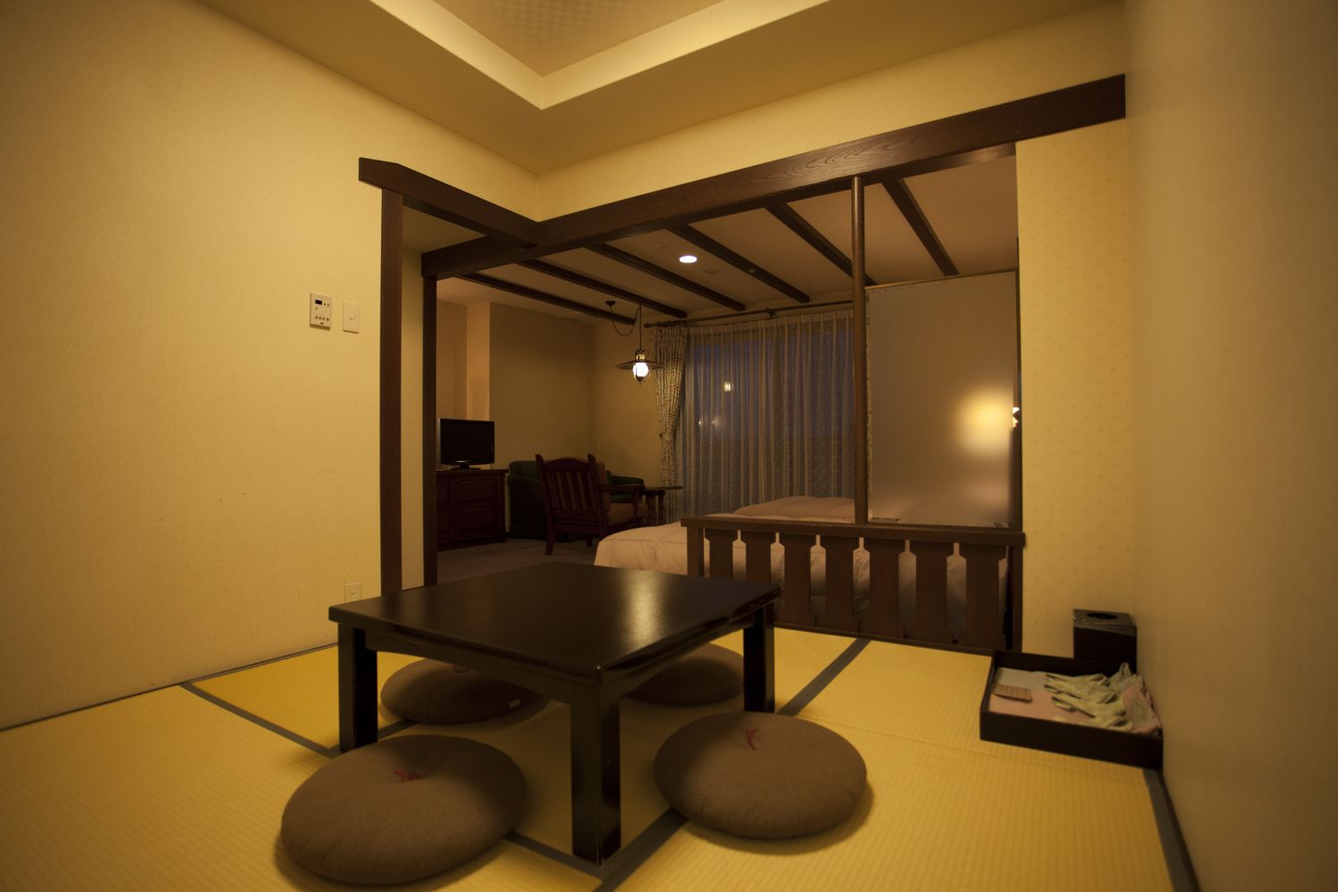 迷你吧、房內夾萬、書桌、遮光窗簾/窗簾