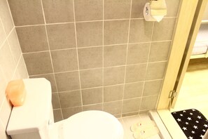 Shower, free toiletries, hair dryer, towels - Plan A Hostel (Seoul)