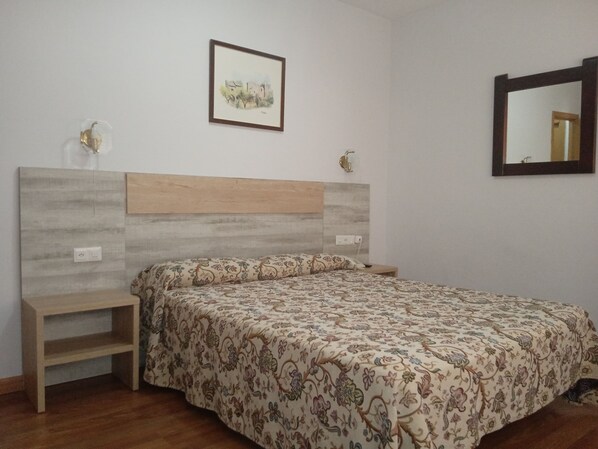 Double Room | Desk, rollaway beds, free WiFi, bed sheets