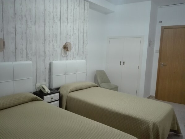 Desk, rollaway beds, free WiFi, bed sheets - Hotel Royal (Ronda)