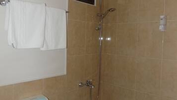 Combined shower/tub, free toiletries, hair dryer, bidet