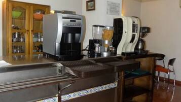 Bữa sáng kiểu Âu hàng ngày (7.00 EUR/mỗi người)