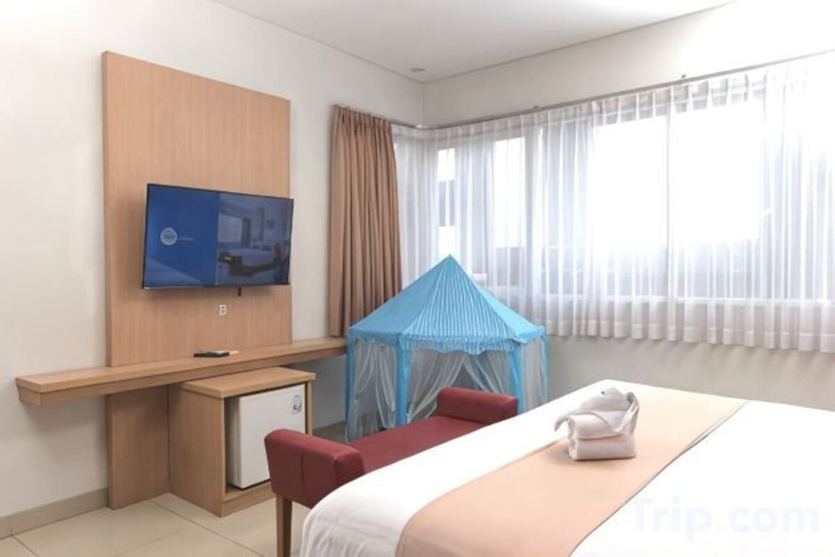 Minibar, brankas, ruang kerja ramah laptop, dan kedap suara