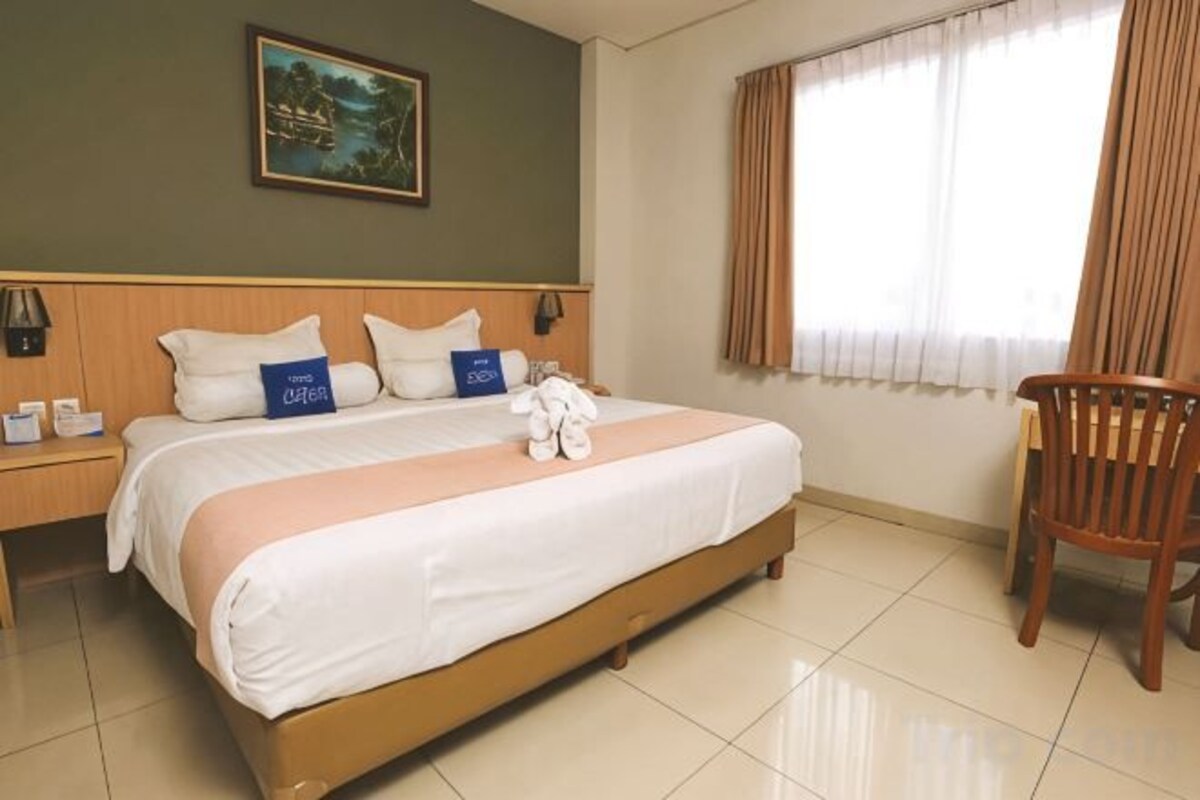 Minibar, brankas, ruang kerja ramah laptop, dan kedap suara