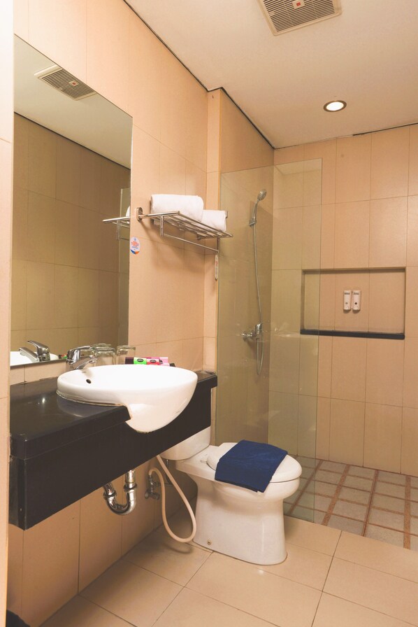 Bathroom - Hotel Dafam Rio (Bandung)
