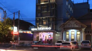 Un immeuble à plusieurs étages portant une enseigne indiquant « Hôtel Dafam Rio ».