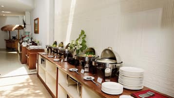 Lunch and dinner served, international cuisine