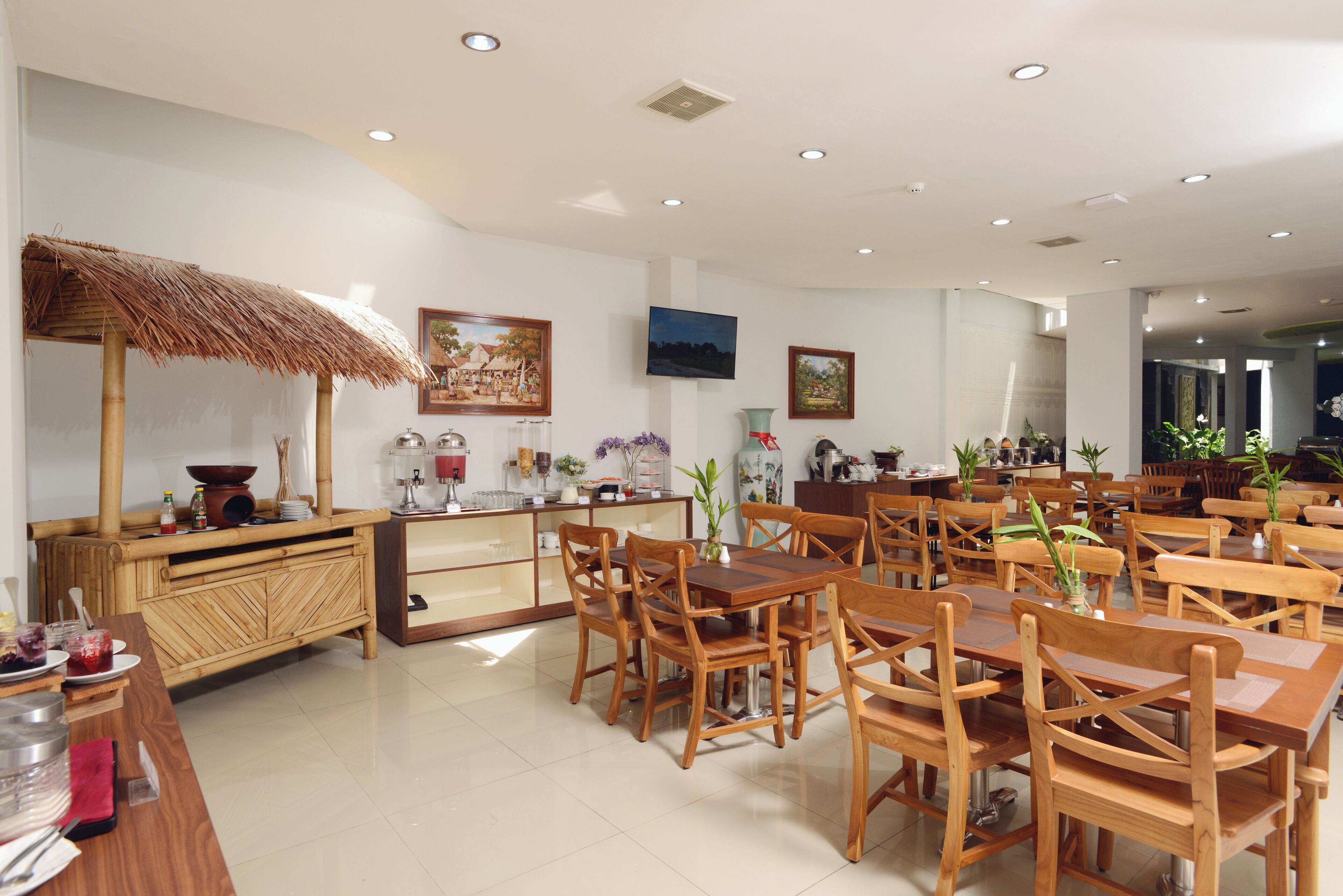 Se sirven almuerzos y cenas, cocina internacional