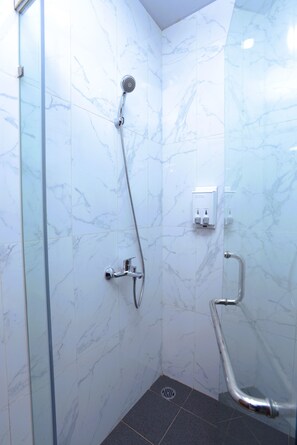 Superior | Bathroom | Shower, free toiletries, hair dryer, slippers - Hotel Dafam Rio (Bandung)