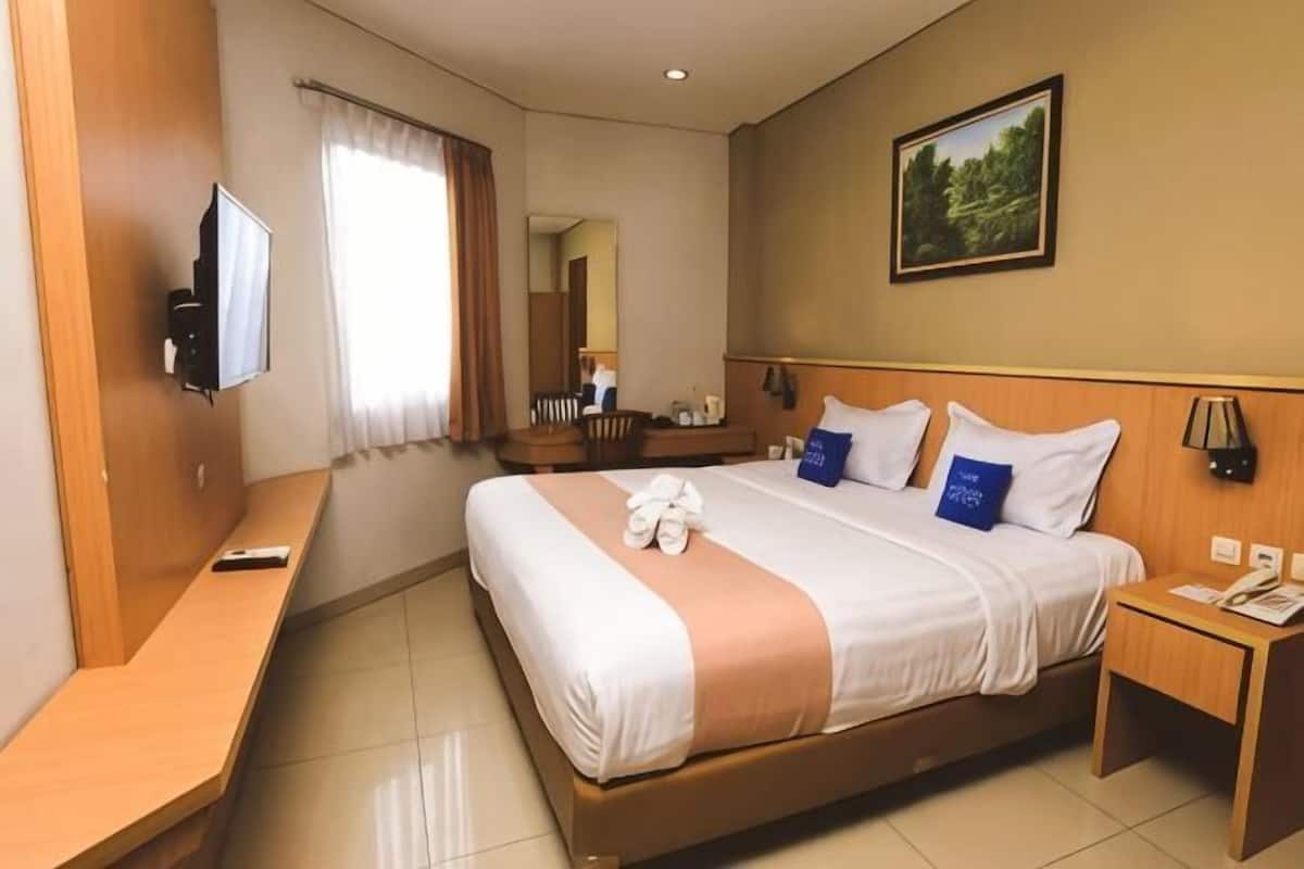 Minibar, in-room safe, laptop workspace, soundproofing