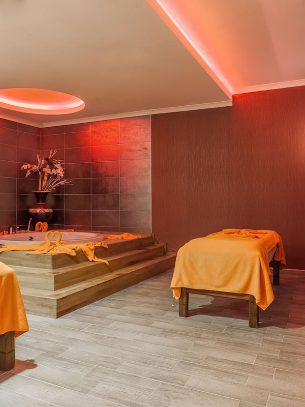 Sauna, steam room, Turkish bath/hammam, body treatments, facials
