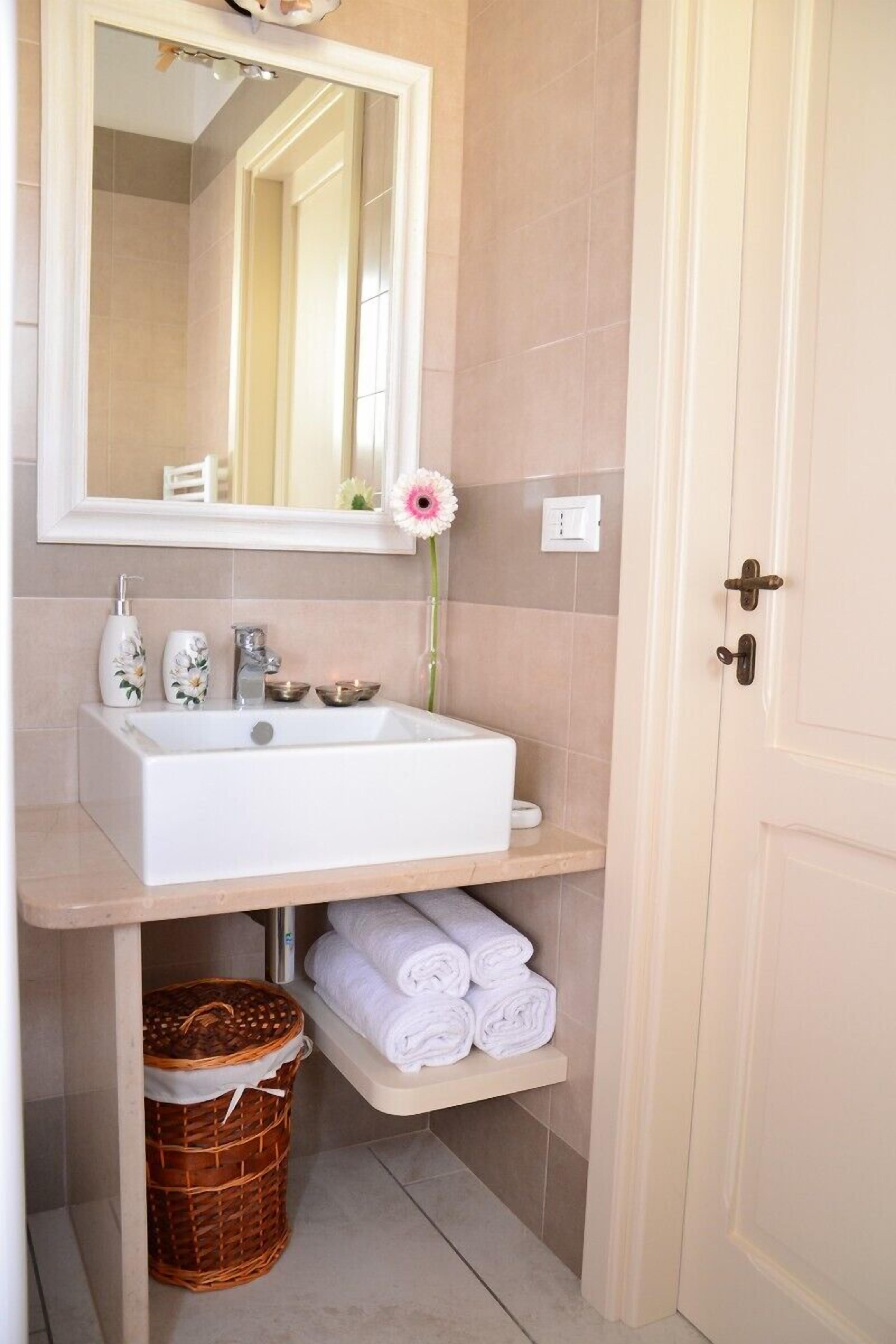 Standard Double Room | Bathroom sink