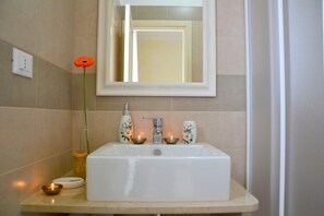 Standard Double Room | Bathroom sink