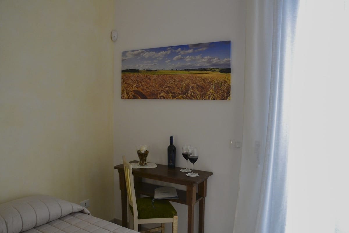 Ropa de cama de alta calidad y caja de seguridad en la habitación 