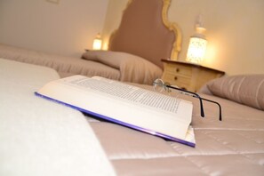 غرفة ثلاثية | أغطية فراش متميزة وخزنة داخل الغرفة ومكتب وأسرّة أطفال/رضّع