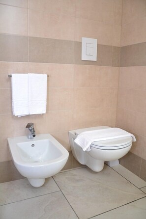 Standaard tweepersoonskamer | Badkamer | Een douche, gratis toiletartikelen, een haardroger, een bidet