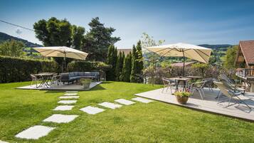 Un pati amb zona de terrassa, mobles d'exterior i vista al camp.