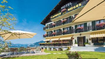 Vista frontal de la propiedad