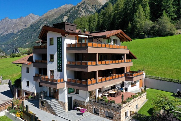 Vista frontal de la propiedad