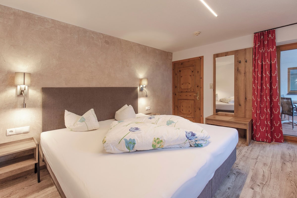 Appartamento, 2 camere da letto, balcone, vista montagna | Una cassaforte in camera, una scrivania, Wi-Fi gratuito, lenzuola